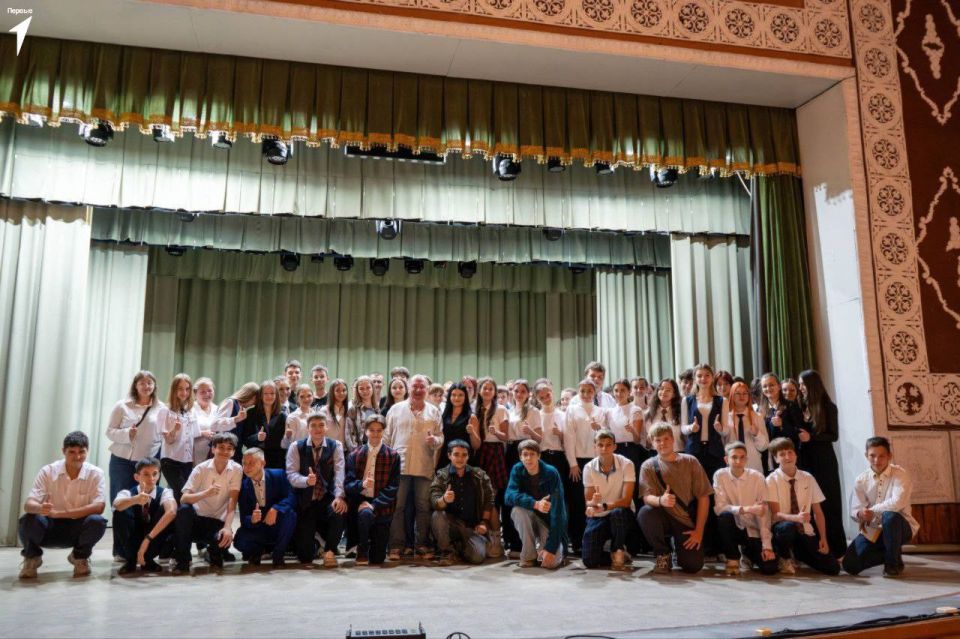 Огромная благодарность руководителю Русского центра Елена Евсеева за невероятное содействие в организации встречи нашей молодежи Докучаевска с настоящей легендой российского кино и театра!