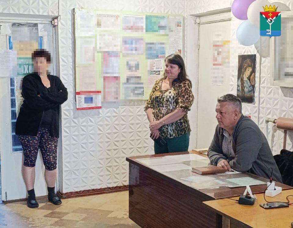 Сегодня в ПВР г. Енакиево заместитель Главы Администрации округа Александр Грибанов провел встречу с эвакуированными гражданами Краснолиманщины