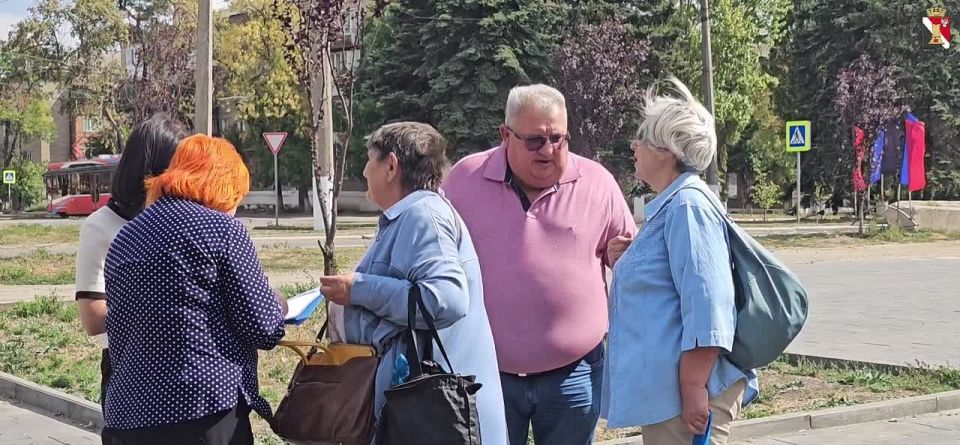 Секретарь Енакиевского местного отделения ВПП "Единая Россия" Игорь Мартынов встретился с жителями в парке Берегового