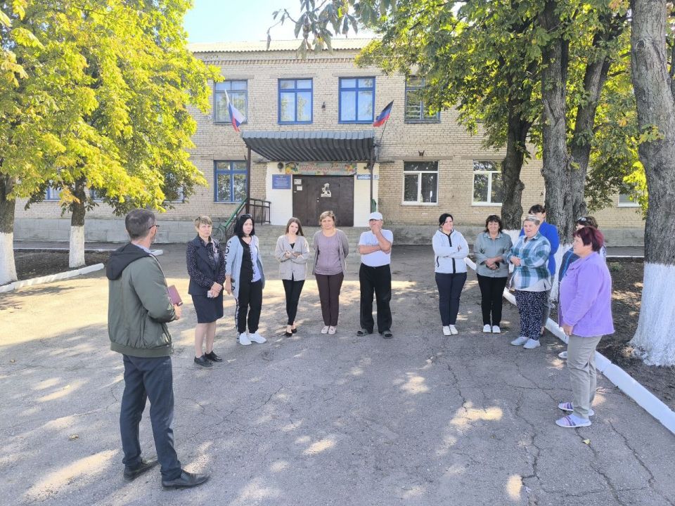 17 сентября заведующий Осыковским территориальным сектором Дмитренко Евгений Александрович провел встречу с населением улицы Школьной села Осыково