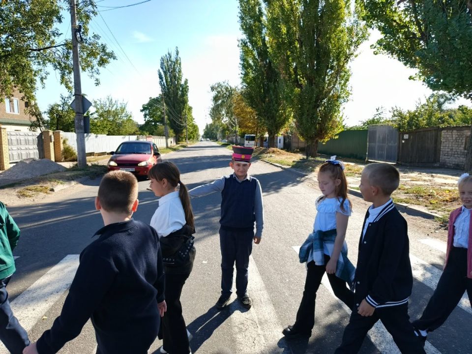 Школьники Ждановки повторили правила движения на перекрёстке