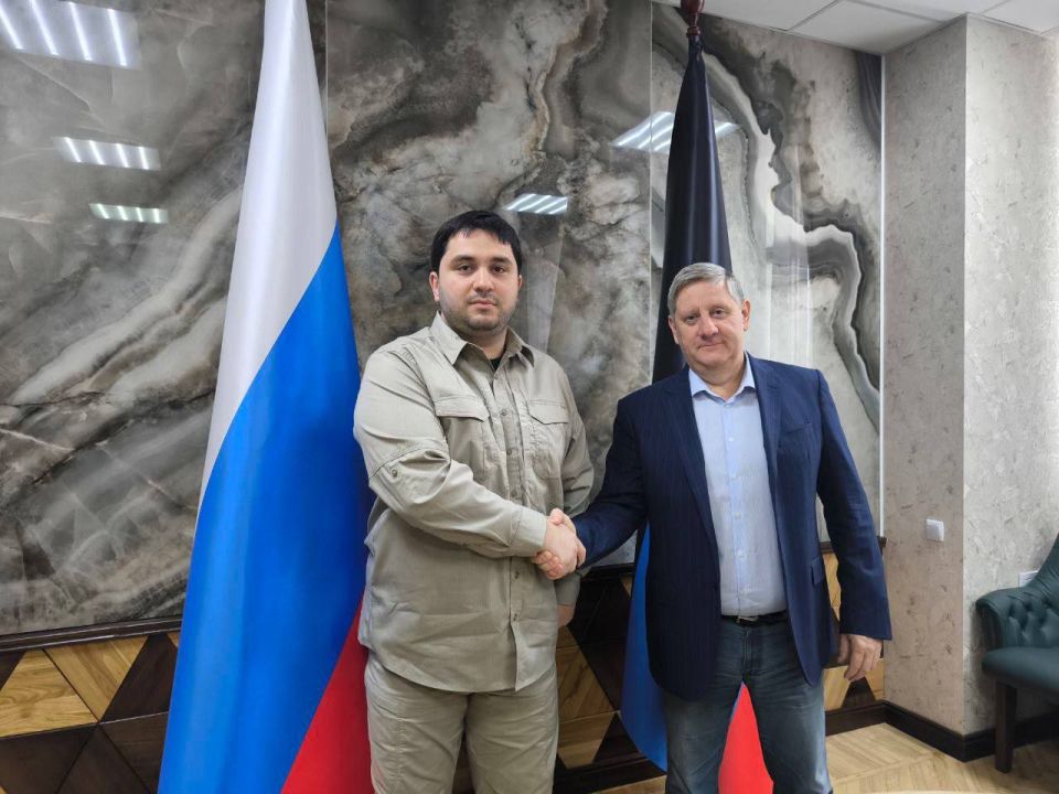 Глава Правительства ДНР Андрей Чертков обсудил вопрос восстановления Новолуганского с первым замгубернатора Чукотки Рахимом Исаевым