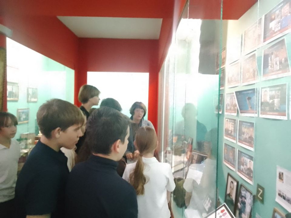 В Музее истории города прошли две экскурсии для учащихся ГБОУ "СШ № 1 Г. О. ХАРЦЫЗСК" - "СВО: Знаете, каким он парнем был?" ,посвященные землякам - харцызянам, погибшим на фронтах СВО