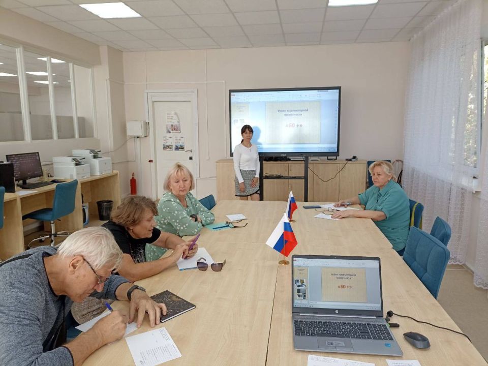 17 сентября 2025 г. сектор интернет-обслуживания Центральной городской модельной библиотеки открыл свои двери для «учеников» почтенного возраста на ежегодные уроки компьютерной грамотности «60+»