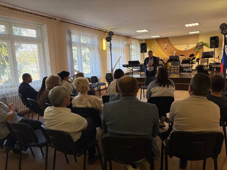 Сергей Юзвинкевич: Провел встречу с трудовым коллективом МКУДО «Володарская детская музыкальная школа им. Д.К. Патричи»