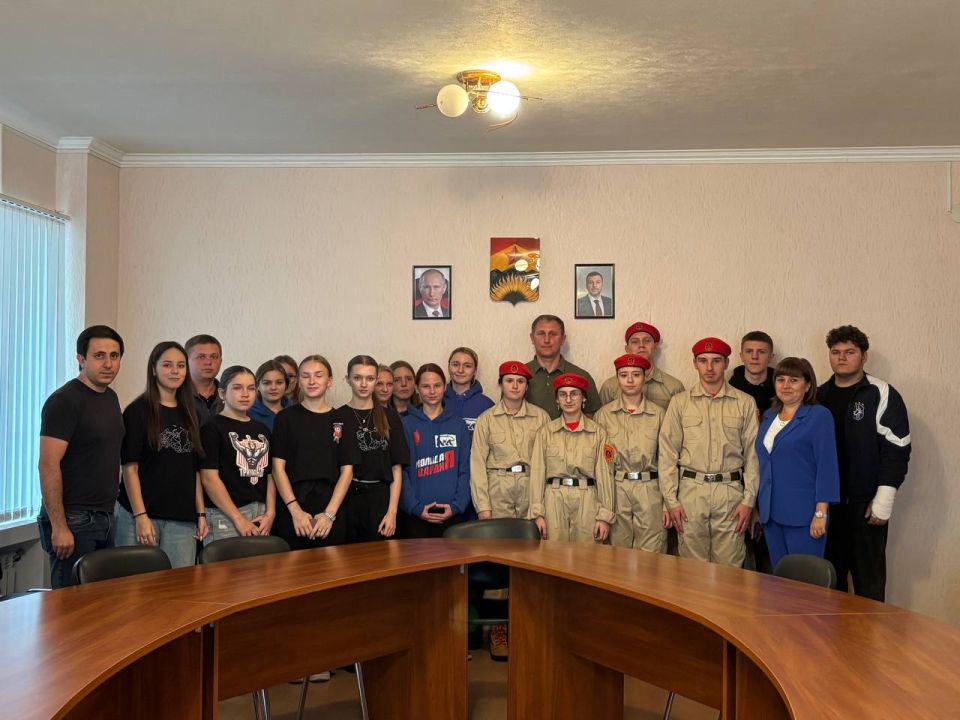 Глава муниципального образования провел встречу с представителями молодежных организаций города Ждановка