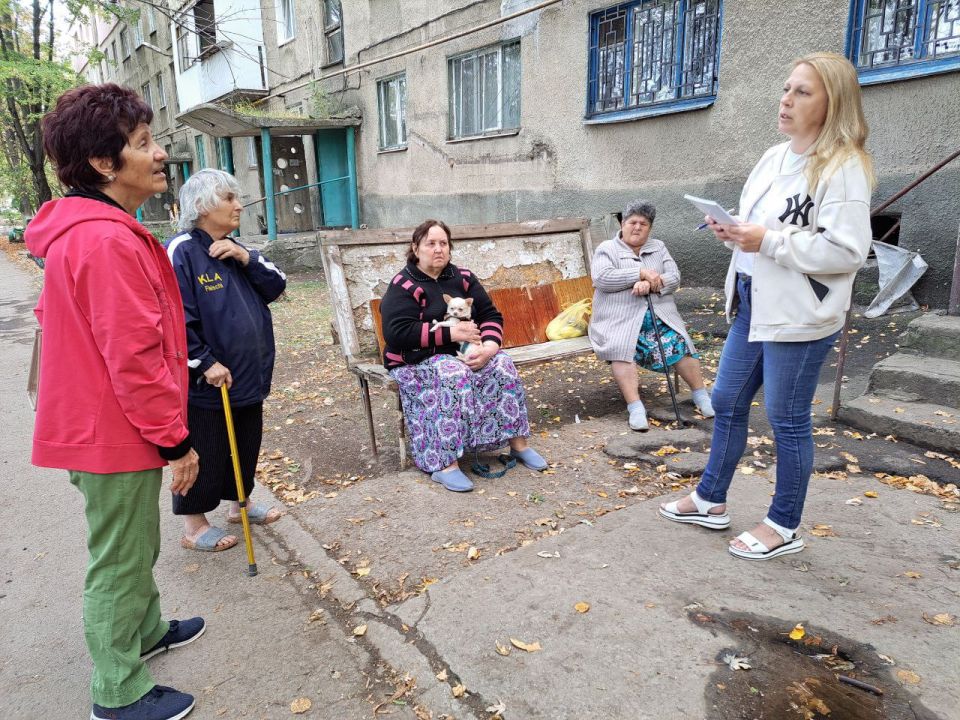 12 сентября 2025 года, начальник Светлодарского территориального отдела управления по работе с территориальными органами администрации городского округа Дебальцево Юлия Шевченко встретилась с жителями города Светлодарск