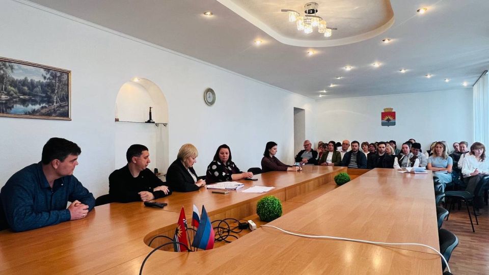 Сегодня, 18 сентября, в малом зале администрации с участием Главы муниципального образования городского округа Торез Чеснокова А.В., проведена учеба аппарата для руководителей и специалистов отраслевых (функциональных) и...