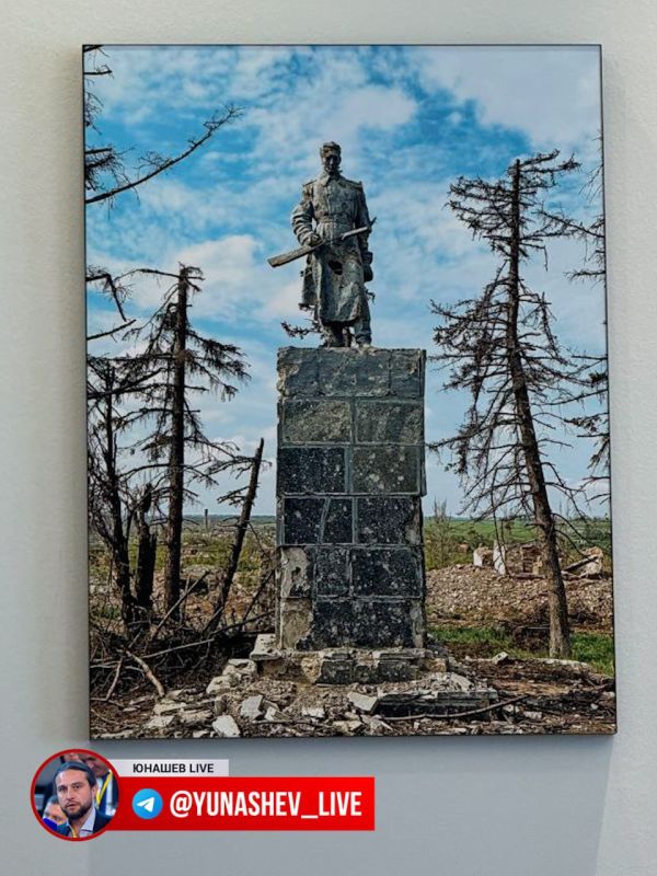 В резиденции Путина появилась фотография с разрушенным памятником в ДНР