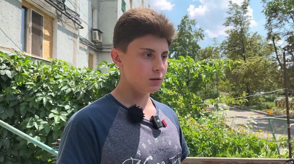 Десятиклассник из Курахово Кирилл рассказал РИА Новости, как научился собирать компьютер на скорость, укрываясь с родителями в подвале во время боев в городе
