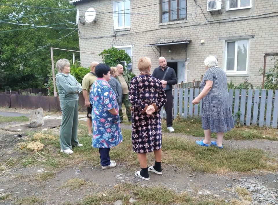18 сентября депутат Макеевского городского совета ДНР первого созыва Сергей Щетинин провел встречу с жителями жилого массива Крупской во дворе дома № 72 по улице Тореза