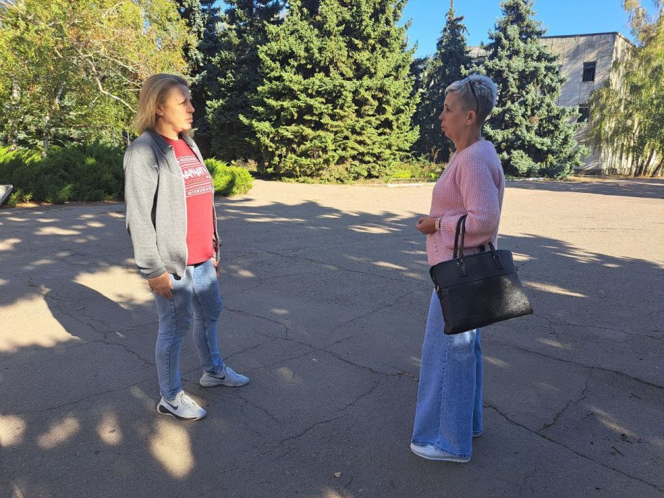 16 сентября 2025 года, начальник Светлодарского территориального отдела управления по работе с территориальными органами администрации городского округа Дебальцево Юлия Шевченко встретилась с жителями города Светлодарск