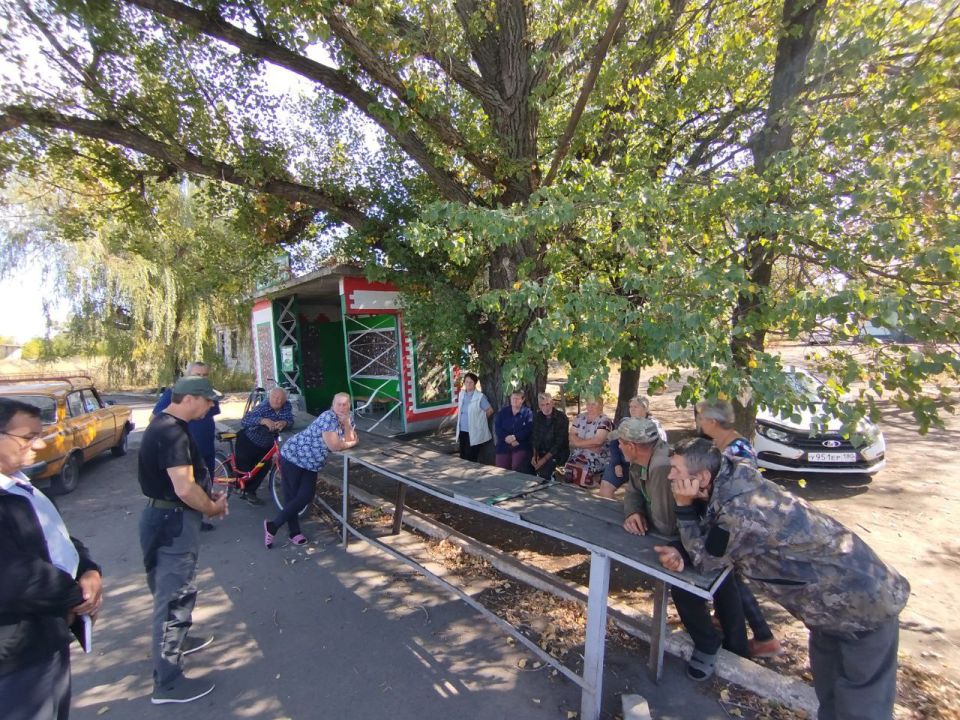 Константин Зинченко: Совместно с представителями профильных организаций и председателем Волновахского муниципального совета, депутатом от фракции «Единая Россия» Таймуразом Арсоевым встретился с жителями с. Зачатовка