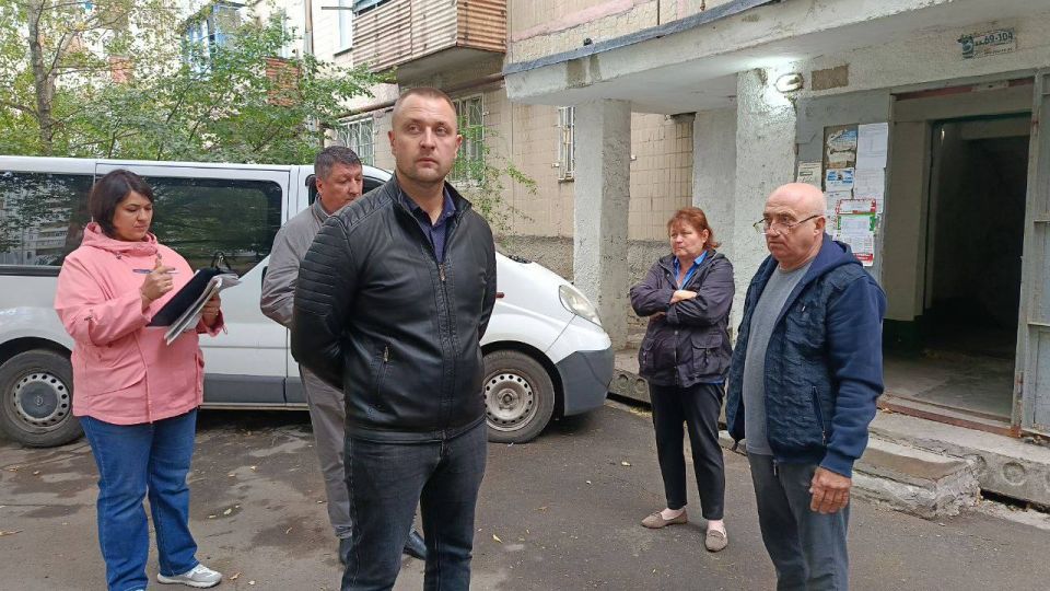 Сегодня первый заместитель главы Администрации городского округа Харцызск Олег Захаров в Харцызске провёл сход граждан по адресу: ул. Нахимова, 72, на котором были обсуждены актуальные вопросы и проблемы, волнующие местных...