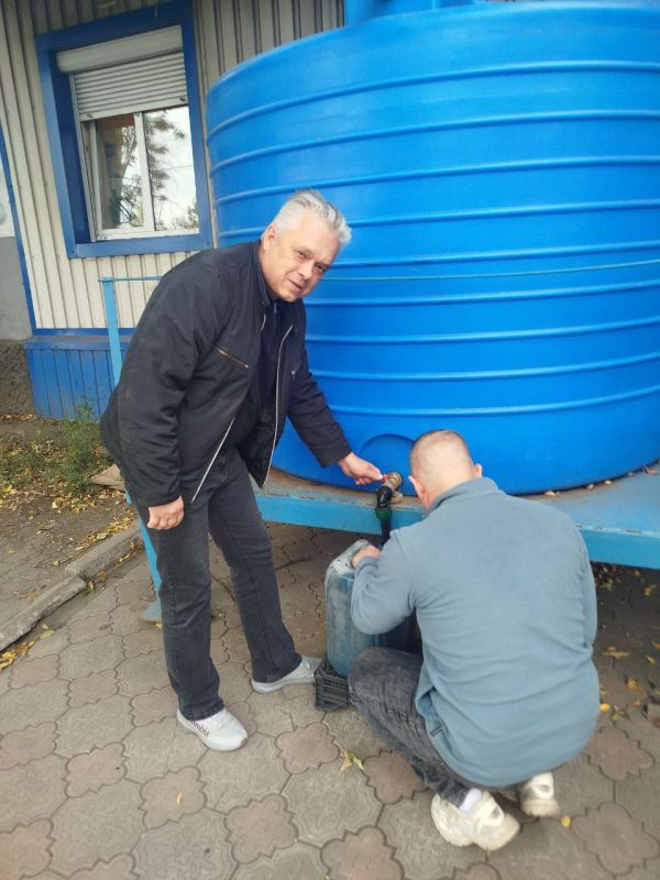 По поручению Главы Республики Дениса Пушилина, депутат Торезского городского совета Владимир Зайнутдинов проконтролировал подвоз воды в ранее установленную ёмкость по проспекту Гагарина, д. 137