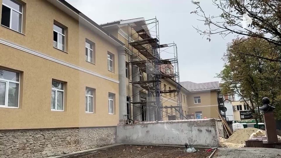 В ДНР почти восстановили главный корпус Донецкого национального университета экономики и торговли имени Михаила Туган-Барановского после вражеского обстрела в 2023 году