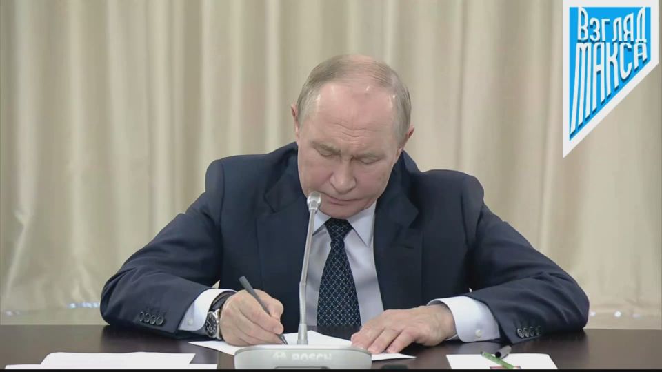 В Кремле состоялась встреча Владимира Путина с руководителями парламентских фракций, посвящённая началу осенней сессии Государственной Думы и определению законодательных приоритетов