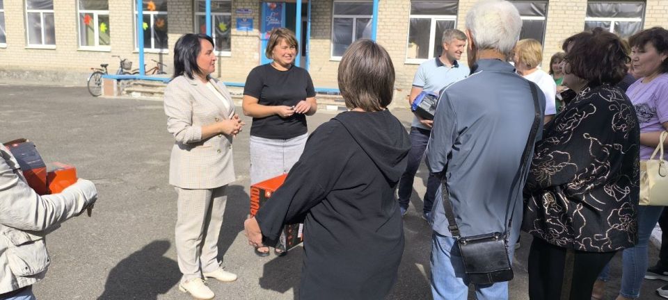 Заместитель главы администрации Волновахского муниципального округа и координатор Женского движения «Единой России» Елена Снисаренко провела встречу с коллективом ГБОУ "Благодатненская школа Волновахского МО"