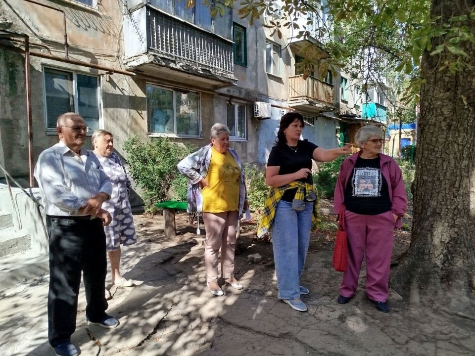 16 сентября главный инженер Филиала «Харцызсктеплосеть» ГУП ДНР «Донбасстеплоэнерго» Денис Новицкий совместно с сотрудниками абонентского отдела Филиала провели сход граждан с жителями города