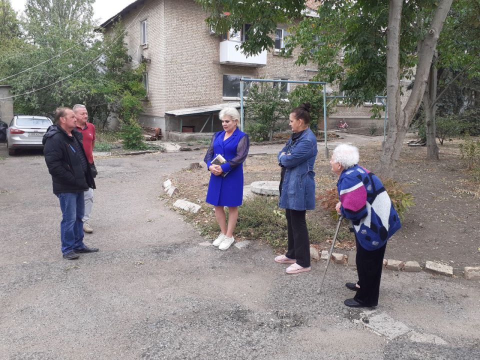 Начальник Амвросиевского территориального отдела Светлана Тимофеева провела встречу с жителями г. Амвросиевка по улице Гоголя, 8