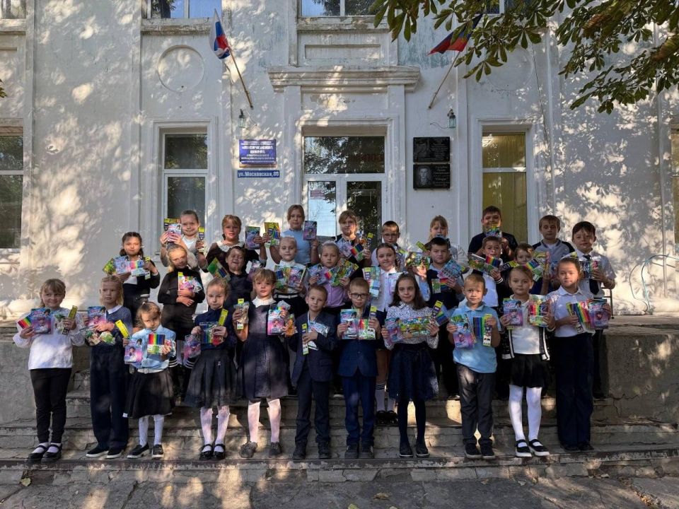 Волонтеры из Ленобласти передали подарки ученикам Лисиченской школы Амвросиевского округа