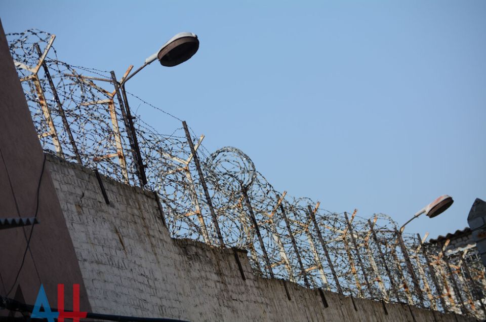 Сотрудник колонии спас инвалида из пожара в Торезе