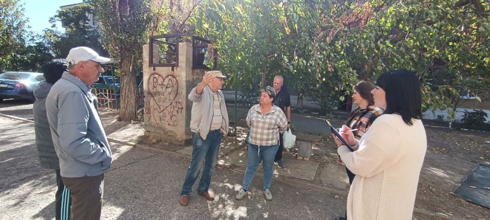 Вчера начальник Зугрэсского территориального отдела Наталья Марушка провела сход граждан в городе Зугрэс по улице Маяковского, д. 20