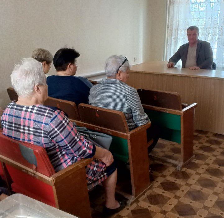 Первый заместитель главы администрации Амвросиевского муниципального округа Борис Бутко встретился с жителями с. Василевка