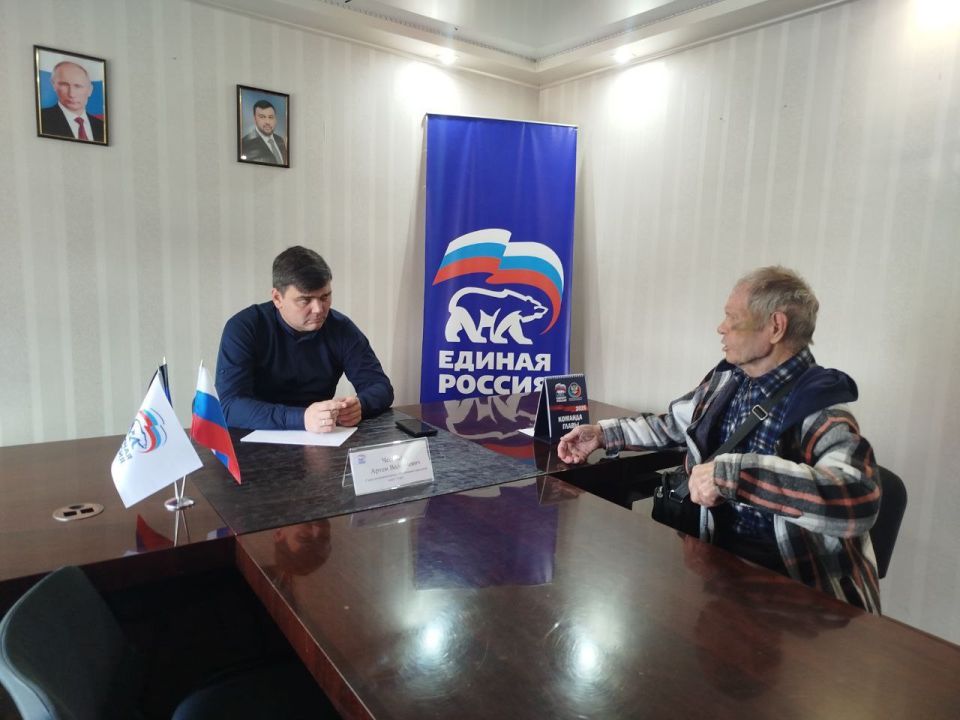 Сегодня, 19 сентября, Глава администрации городского округа Торез Артём Чесноков провел прием граждан в Общественной приемной партии «Единая Россия»