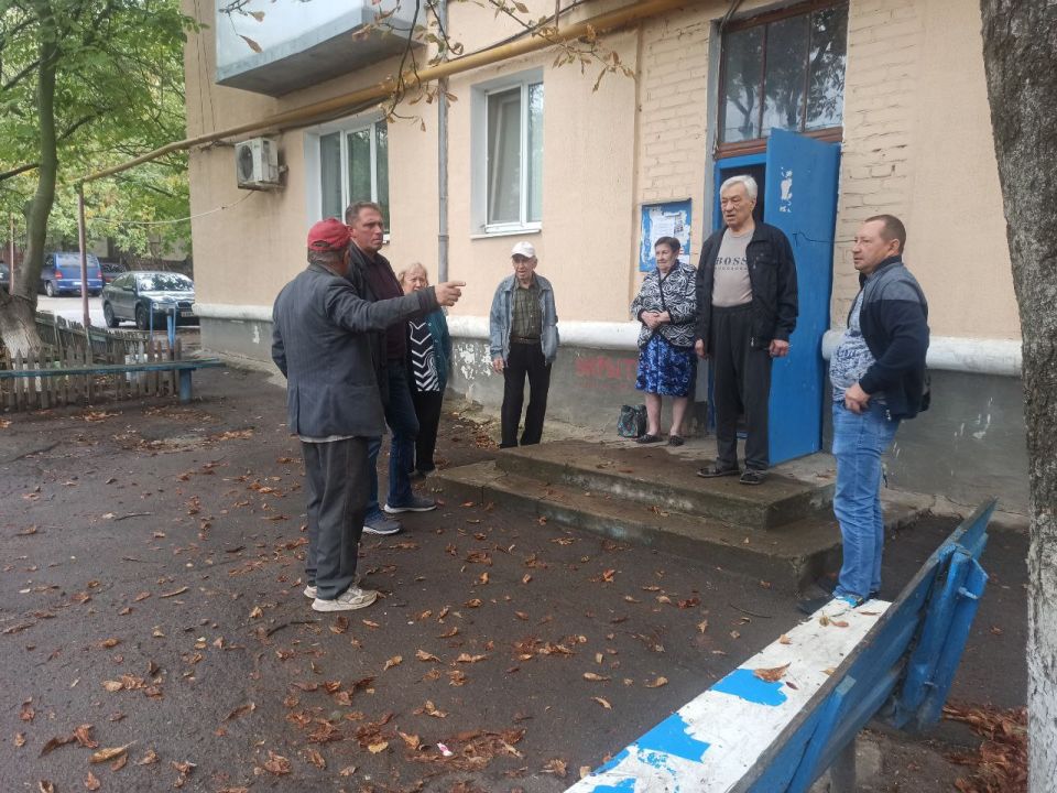 На текущей неделе глава городского округа Докучаевск Александр Качанов провел встречи с жителями по адресам ул. Ватутина, д. 1/80 и ул. Толбухина, д.4