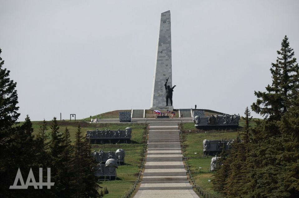 Копия барельефа с Саур-Могилы стала центром выставки об СВО в Москве