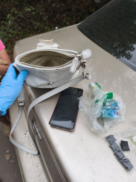 Полицейские изъяли наркотики у жительницы Харцызска