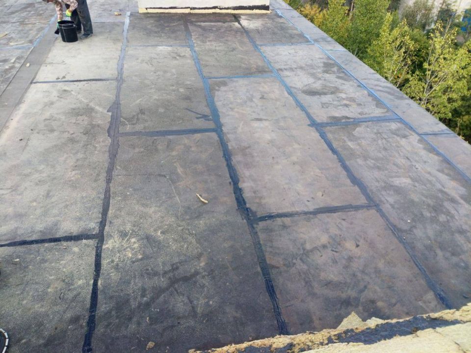 Специалисты Нижегородской области продолжают обновление кровель жилых домов в Харцызске