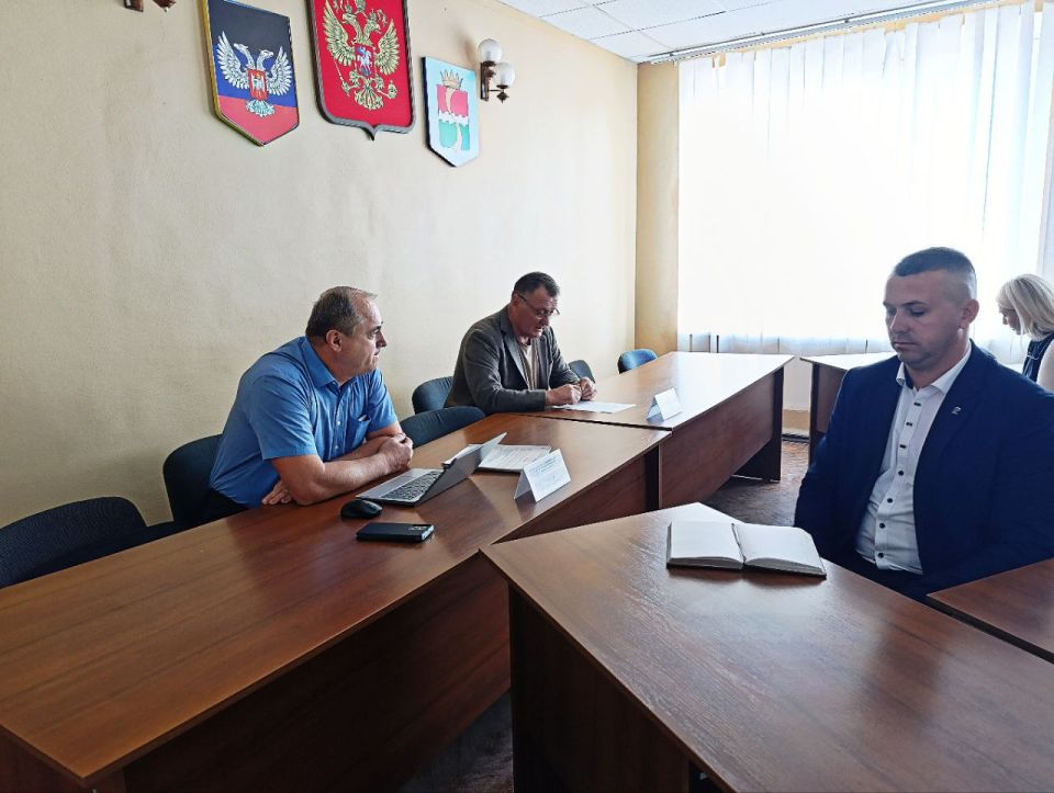 В администрации Амвросиевского округа состоялся семинар с участием государственного инспектора труда отдела надзора и контроля по охране труда, расследованию несчастных случаев в ДНР Виктора Качана