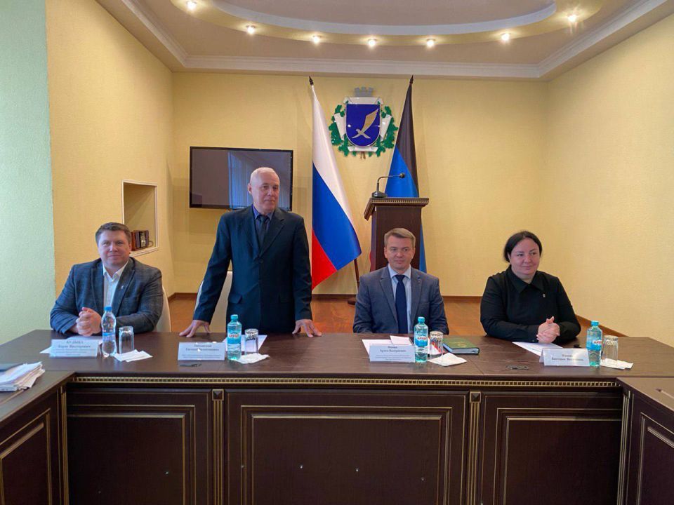 Сегодня в здании Администрации муниципального образования городского округа Харцызск директор Департамента внутренней политики Администрации Главы и Правительства ДНР Артем Валериевич Фомин представил депутатам городского...