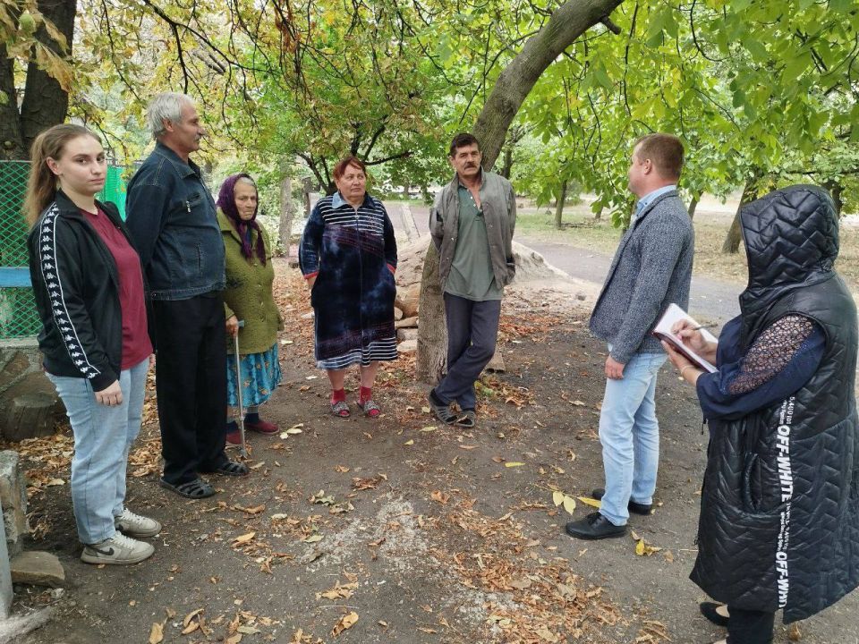 Вчера заместитель начальника Зуевского территориального отдела Администрации муниципального образования Антон Ассаул провел встречу с гражданами в селе Золотаревка на улице Ломоносова 40