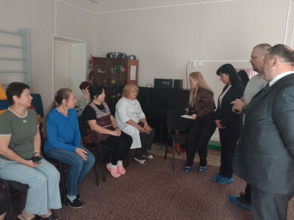 Сегодня заместитель главы Администрации городского округа Харцызск Юлия Михайленко провела встречу с трудовым коллективом ГКДОУ «Зуевский детский сад № 13»