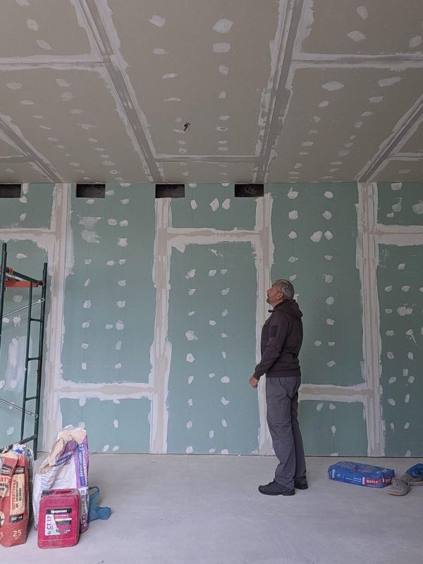 Магаданцы продолжают ремонт помещений школы № 2 Ждановки