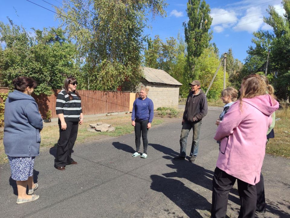 Сегодня, 19 сентября, директор ГБОУ "Школа № 13 г.о.Торез", Людмила Головко провела встречу с жителями ул. Индустриальная