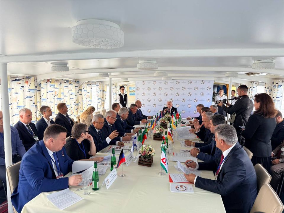 Константин Кузьмин: С коллегами - председателями законодательных собраний Юга России - приняли участие в заседании Совета Южно-Российской Парламентской Ассоциации в Волгограде