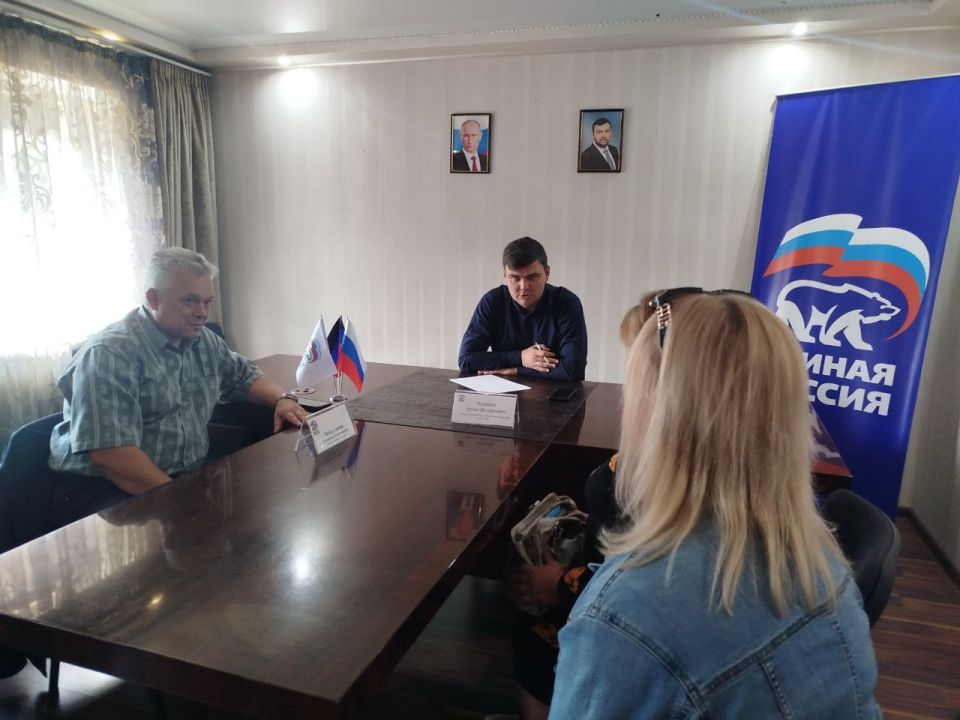 Состоялся прием граждан. Сегодня, 19 сентября, в Общественной приёмной Партии «Единая Россия» города Тореза депутат фракции "Единая Россия" Торезского городского совета Зайнутдинов Владимир Владимирович совместно с Главой...