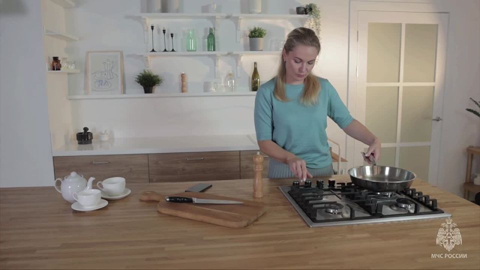 Цвет газа должен быть синий