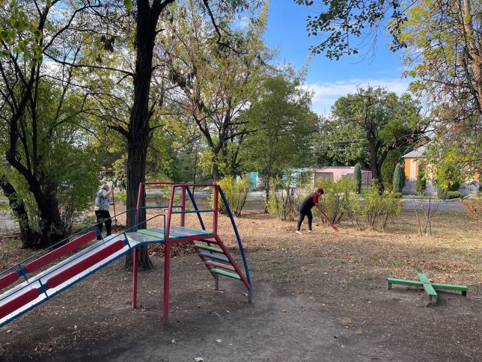 Также сегодня прошел субботник в пгт Зуевка, став ярким продолжением волны экологических инициатив, охвативших городской округ Харцызск