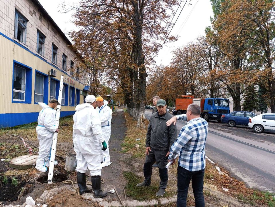 Константин Зинченко: На днях проверил ход ремонтно-восстановительных работ коллекторной системы, расположенной по улице 60 лет СССР, г. Волноваха