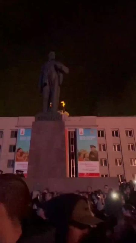 Снайперы танцуют на крыше правительства? Концерт МакSим в Ставрополе встретили преданные фанаты