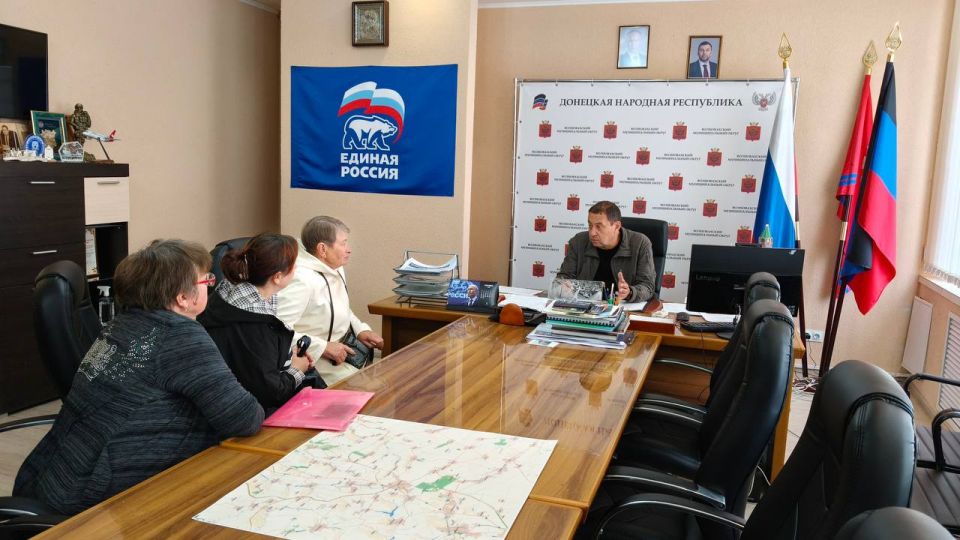 Константин Зинченко: Провел личный прием граждан, совместно с представителями профильных управлений и отделов администрации Волновахского МО