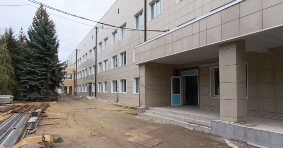 Подмосковные строители продолжают проводить работы в рамках восстановления Центральной районной больницы в Тельманово