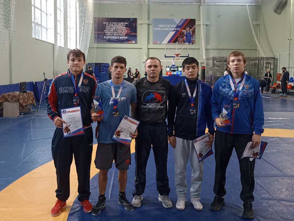 Юные борцы из ДНР везут домой золотые, серебряные и бронзовые медали из Брянска