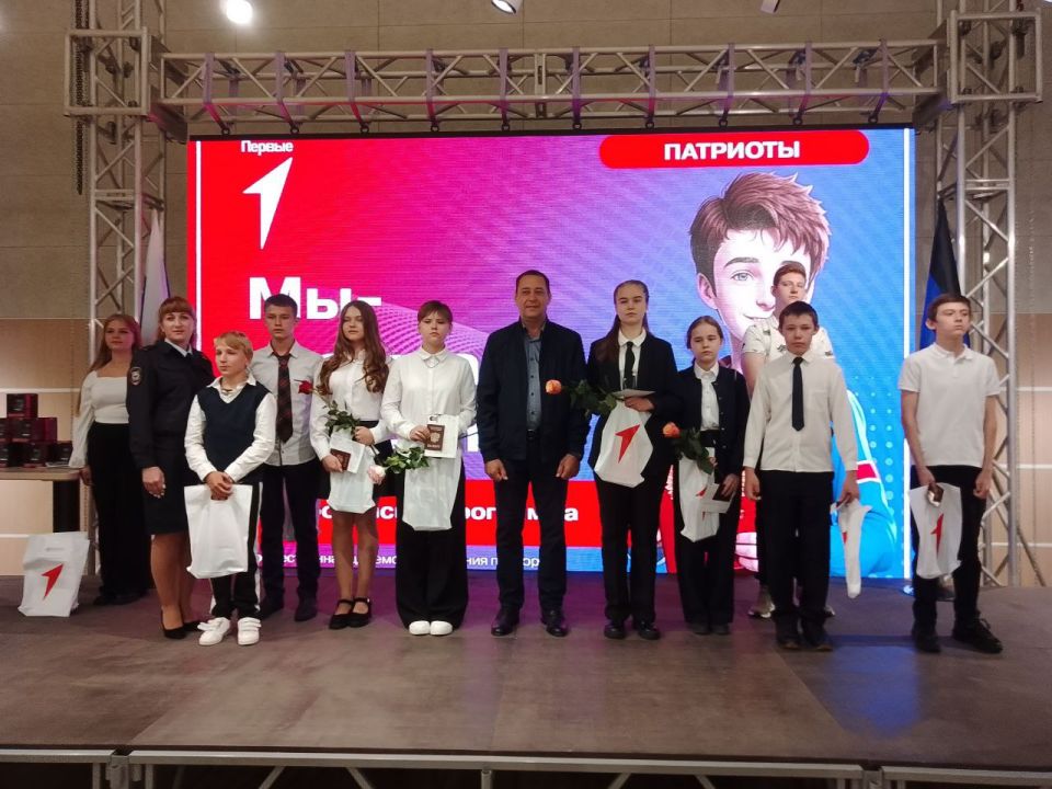 В Волновахе полицейские вручили паспорта юным гражданам