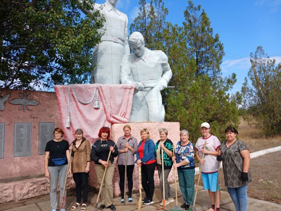 19 сентября активисты местного отделения Партии «Единая Россия» в городе Докучаевск провели экологический десант, вооружившись рабочим инвентарем и хорошим настроением
